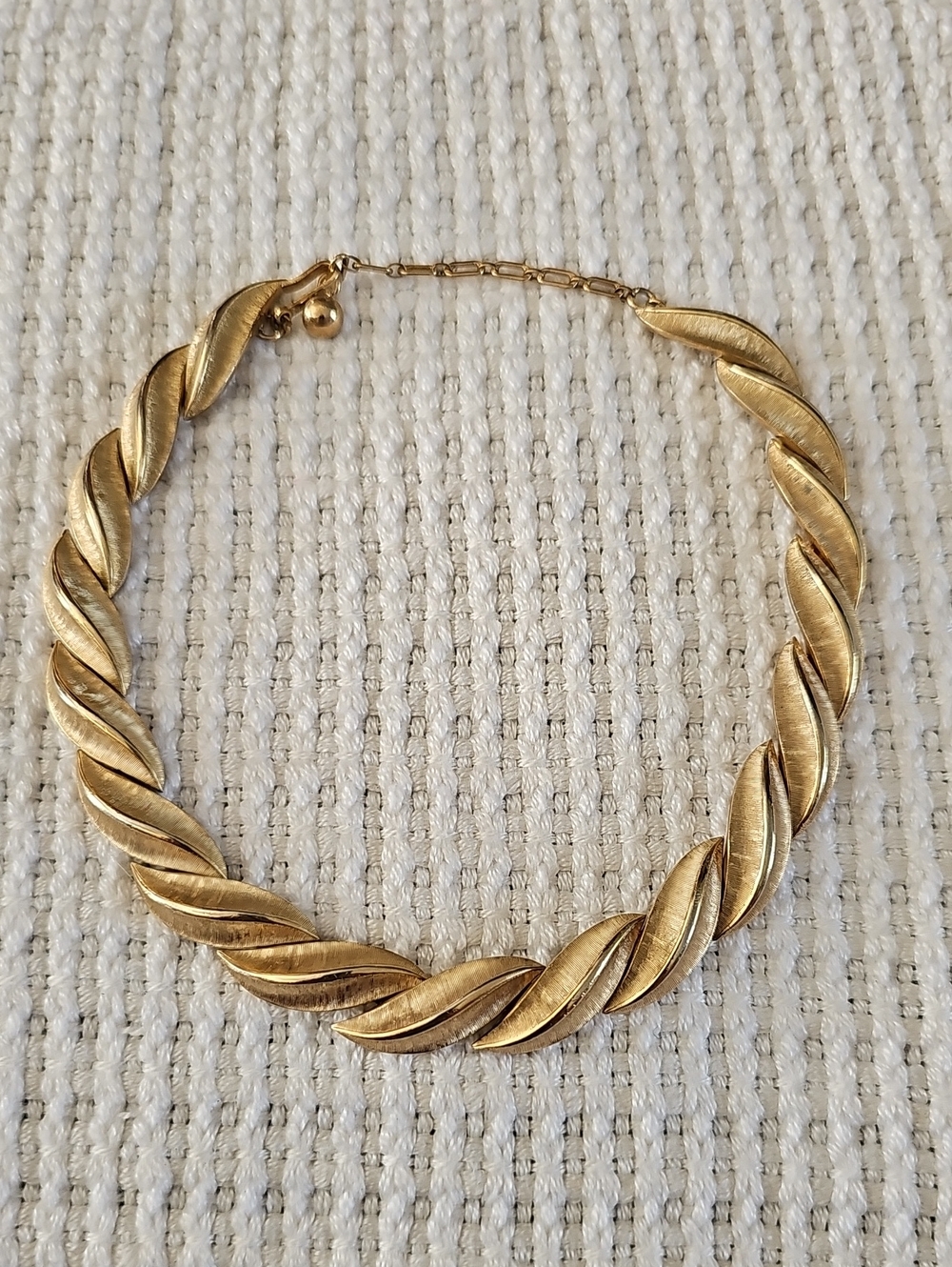 Trifari 1980s Gold-Tone Twisted Leaf Choker Necklace